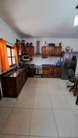 VENDO O PERMUTO CASA NUEVA AMPLIA Centrica en buena Zona a 3 cuadras de Av. Rivadavia. A 9 cuadras, del km 0 de SAN RAFAEL.