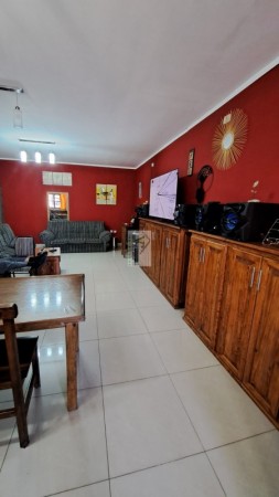 VENDO O PERMUTO CASA NUEVA AMPLIA Centrica en buena Zona a 3 cuadras de Av. Rivadavia. A 9 cuadras, del km 0 de SAN RAFAEL.