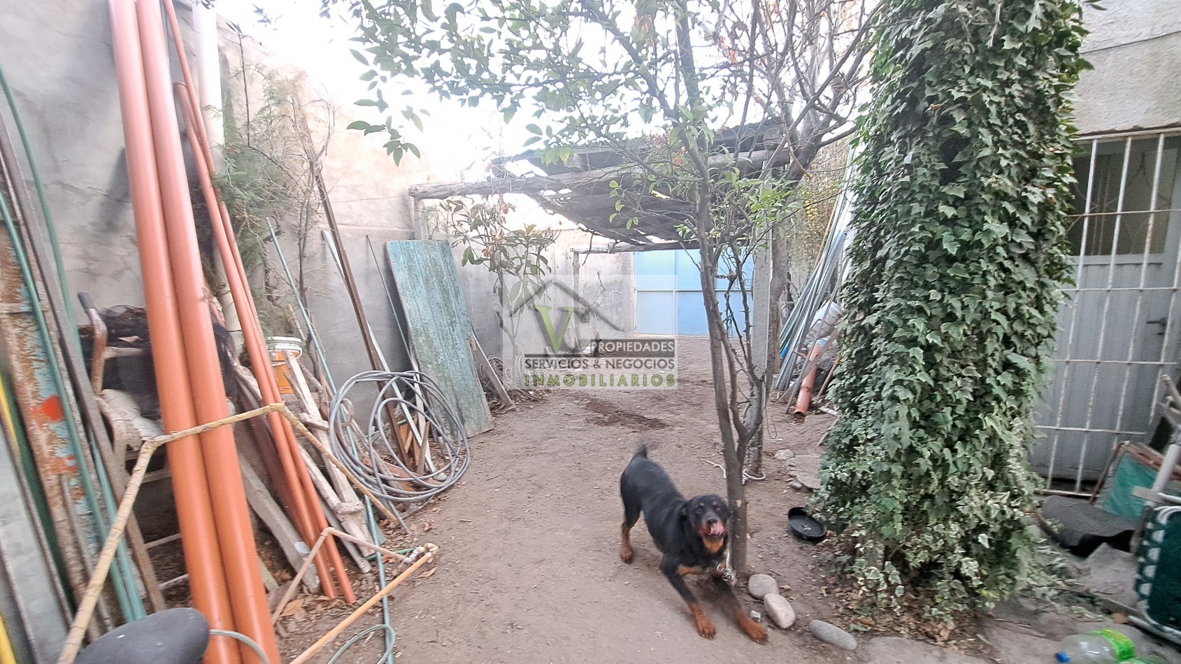 Vendo casa a  pocos metros de Sarmiento y Av de Trabajo  con 240 m². 