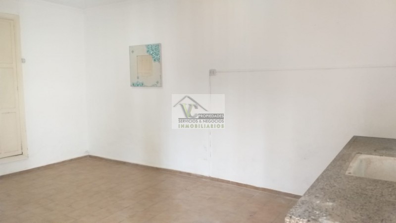 Vendo. ¿Estas buscando un Depto chico? para invertir o vivir, en el centro. Cercano a Facultad, comercios, reparticiones, hospitales . Podes comprar este departamento a 6 cuadras del km 0 de San Rafael.