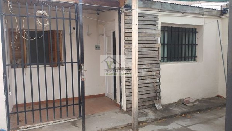 Vendo. ¿Estas buscando un Depto chico? para invertir o vivir, en el centro. Cercano a Facultad, comercios, reparticiones, hospitales . Podes comprar este departamento a 6 cuadras del km 0 de San Rafael.