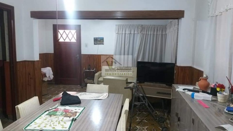 ✅Vendo Propiedad sobre Av. Moreno, a cuadras de Av. Rivadavia de San Rafael. ⚠️Terreno 355.85 m², cubierto 320.94 m², cuenta con loza para seguir construyendo ✅ Local Amplio + ✅Casa grande + ✅Garage + ✅Patio