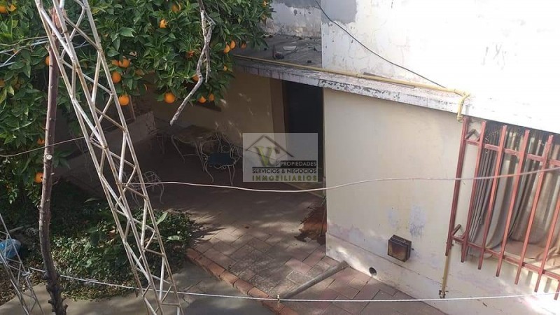 ✅Vendo Propiedad sobre Av. Moreno, a cuadras de Av. Rivadavia de San Rafael. ⚠️Terreno 355.85 m², cubierto 320.94 m², cuenta con loza para seguir construyendo ✅ Local Amplio + ✅Casa grande + ✅Garage + ✅Patio