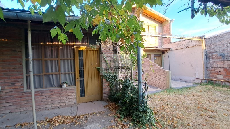5 propiedades 390 m² en venta sobre Pueyrredom San Rafael casa+ 2 duplex+ depto+ galpon.