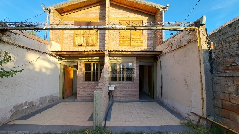 5 propiedades 390 m² en venta sobre Pueyrredom San Rafael casa+ 2 duplex+ depto+ galpon.