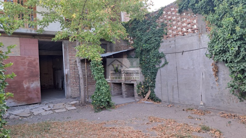 5 propiedades 390 m² en venta sobre Pueyrredom San Rafael casa+ 2 duplex+ depto+ galpon.