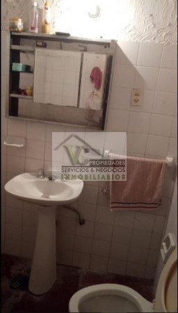 ¡OFERTA! Vendo Propiedad de  340 m2 Centrica, locales, cercania del Poder Judicial, Hospital, con 210 m2 cubiertos, ideal estudio, consultorio, cuenta con 3 baños, 2 cocina, Galeria. Patio