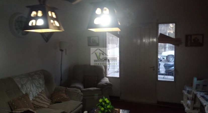 ¡OFERTA! Vendo Propiedad de  340 m2 Centrica, locales, cercania del Poder Judicial, Hospital, con 210 m2 cubiertos, ideal estudio, consultorio, cuenta con 3 baños, 2 cocina, Galeria. Patio