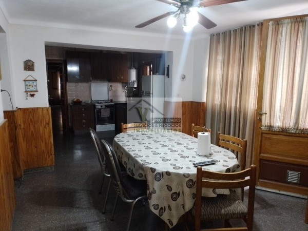@VENDO Interesante CASA CÉNTRICA con gran terreno zona Montecaseros , la cual cuenta de: @CASA: tres dormitorios, cocina comedor, living, baño, lavanderia grande , patio, cochera para dos vehículos, cuenta con 500 m² de terreno y de 270 m² cubierto, lis