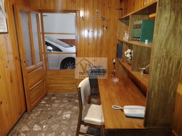 @VENDO Interesante CASA CÉNTRICA con gran terreno zona Montecaseros , la cual cuenta de: @CASA: tres dormitorios, cocina comedor, living, baño, lavanderia grande , patio, cochera para dos vehículos, cuenta con 500 m² de terreno y de 270 m² cubierto, lis