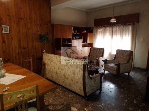 @VENDO Interesante CASA CÉNTRICA con gran terreno zona Montecaseros , la cual cuenta de: @CASA: tres dormitorios, cocina comedor, living, baño, lavanderia grande , patio, cochera para dos vehículos, cuenta con 500 m² de terreno y de 270 m² cubierto, lis