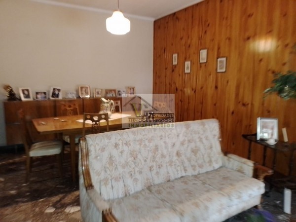 @VENDO Interesante CASA CÉNTRICA con gran terreno zona Montecaseros , la cual cuenta de: @CASA: tres dormitorios, cocina comedor, living, baño, lavanderia grande , patio, cochera para dos vehículos, cuenta con 500 m² de terreno y de 270 m² cubierto, lis