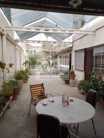 @VENDO Interesante CASA CÉNTRICA con gran terreno zona Montecaseros , la cual cuenta de: @CASA: tres dormitorios, cocina comedor, living, baño, lavanderia grande , patio, cochera para dos vehículos, cuenta con 500 m² de terreno y de 270 m² cubierto, lis