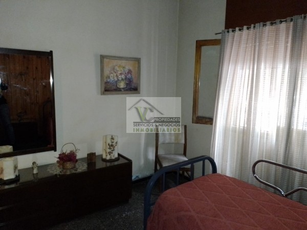 @VENDO Interesante CASA CÉNTRICA con gran terreno zona Montecaseros , la cual cuenta de: @CASA: tres dormitorios, cocina comedor, living, baño, lavanderia grande , patio, cochera para dos vehículos, cuenta con 500 m² de terreno y de 270 m² cubierto, lis