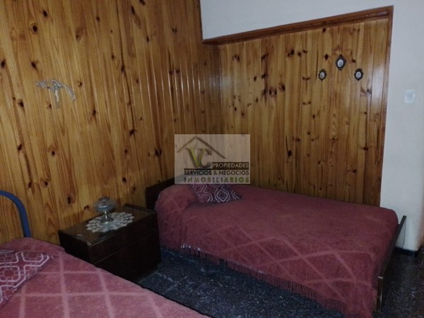 @VENDO Interesante CASA CÉNTRICA con gran terreno zona Montecaseros , la cual cuenta de: @CASA: tres dormitorios, cocina comedor, living, baño, lavanderia grande , patio, cochera para dos vehículos, cuenta con 500 m² de terreno y de 270 m² cubierto, lis