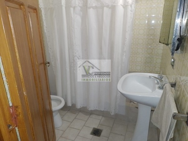 @VENDO Interesante CASA CÉNTRICA con gran terreno zona Montecaseros , la cual cuenta de: @CASA: tres dormitorios, cocina comedor, living, baño, lavanderia grande , patio, cochera para dos vehículos, cuenta con 500 m² de terreno y de 270 m² cubierto, lis