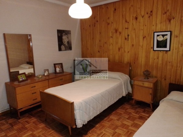 @VENDO Interesante CASA CÉNTRICA con gran terreno zona Montecaseros , la cual cuenta de: @CASA: tres dormitorios, cocina comedor, living, baño, lavanderia grande , patio, cochera para dos vehículos, cuenta con 500 m² de terreno y de 270 m² cubierto, lis