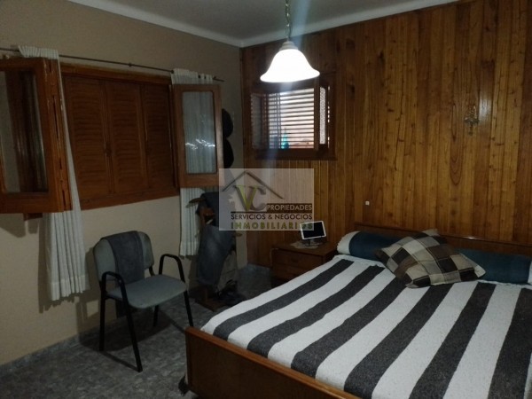 @VENDO Interesante CASA CÉNTRICA con gran terreno zona Montecaseros , la cual cuenta de: @CASA: tres dormitorios, cocina comedor, living, baño, lavanderia grande , patio, cochera para dos vehículos, cuenta con 500 m² de terreno y de 270 m² cubierto, lis