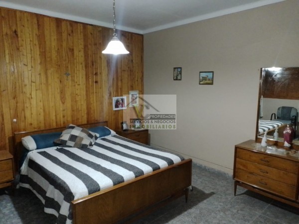 @VENDO Interesante CASA CÉNTRICA con gran terreno zona Montecaseros , la cual cuenta de: @CASA: tres dormitorios, cocina comedor, living, baño, lavanderia grande , patio, cochera para dos vehículos, cuenta con 500 m² de terreno y de 270 m² cubierto, lis