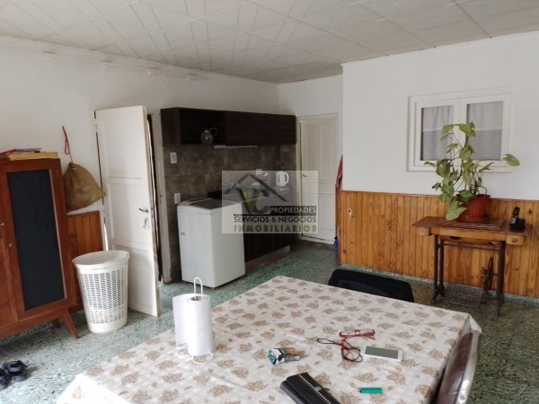 @VENDO Interesante CASA CÉNTRICA con gran terreno zona Montecaseros , la cual cuenta de: @CASA: tres dormitorios, cocina comedor, living, baño, lavanderia grande , patio, cochera para dos vehículos, cuenta con 500 m² de terreno y de 270 m² cubierto, lis