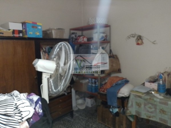 @VENDO Interesante CASA CÉNTRICA con gran terreno zona Montecaseros , la cual cuenta de: @CASA: tres dormitorios, cocina comedor, living, baño, lavanderia grande , patio, cochera para dos vehículos, cuenta con 500 m² de terreno y de 270 m² cubierto, lis