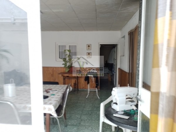 @VENDO Interesante CASA CÉNTRICA con gran terreno zona Montecaseros , la cual cuenta de: @CASA: tres dormitorios, cocina comedor, living, baño, lavanderia grande , patio, cochera para dos vehículos, cuenta con 500 m² de terreno y de 270 m² cubierto, lis