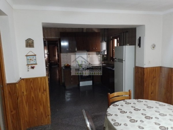 @VENDO Interesante CASA CÉNTRICA con gran terreno zona Montecaseros , la cual cuenta de: @CASA: tres dormitorios, cocina comedor, living, baño, lavanderia grande , patio, cochera para dos vehículos, cuenta con 500 m² de terreno y de 270 m² cubierto, lis