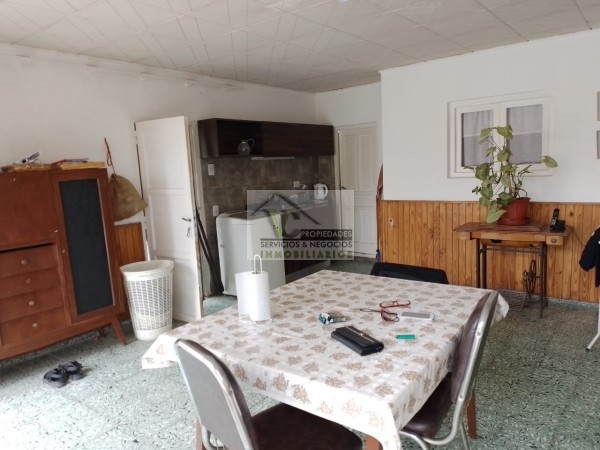 @VENDO Interesante CASA CÉNTRICA con gran terreno zona Montecaseros , la cual cuenta de: @CASA: tres dormitorios, cocina comedor, living, baño, lavanderia grande , patio, cochera para dos vehículos, cuenta con 500 m² de terreno y de 270 m² cubierto, lis