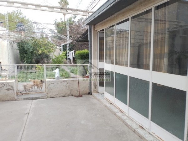 @VENDO Interesante CASA CÉNTRICA con gran terreno zona Montecaseros , la cual cuenta de: @CASA: tres dormitorios, cocina comedor, living, baño, lavanderia grande , patio, cochera para dos vehículos, cuenta con 500 m² de terreno y de 270 m² cubierto, lis