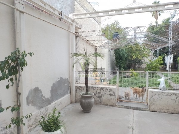 @VENDO Interesante CASA CÉNTRICA con gran terreno zona Montecaseros , la cual cuenta de: @CASA: tres dormitorios, cocina comedor, living, baño, lavanderia grande , patio, cochera para dos vehículos, cuenta con 500 m² de terreno y de 270 m² cubierto, lis