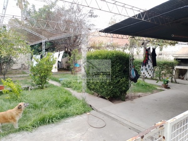 @VENDO Interesante CASA CÉNTRICA con gran terreno zona Montecaseros , la cual cuenta de: @CASA: tres dormitorios, cocina comedor, living, baño, lavanderia grande , patio, cochera para dos vehículos, cuenta con 500 m² de terreno y de 270 m² cubierto, lis