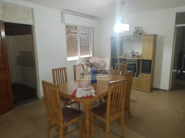 @OPORTUNIDAD Vendo CASA y SALON, zona Granaderos y Av. Iselin de 2 dormitorios, cocina comedor, baño , lavandería, cochera , patio. Terreno 240m² construcción 120m², lista para escriturar.