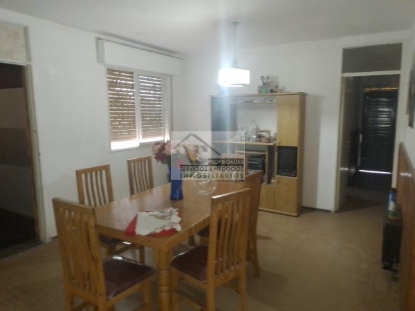 @OPORTUNIDAD Vendo CASA y SALON, zona Granaderos y Av. Iselin de 2 dormitorios, cocina comedor, baño , lavandería, cochera , patio. Terreno 240m² construcción 120m², lista para escriturar.