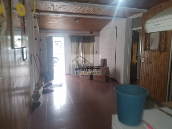 @OPORTUNIDAD Vendo CASA y SALON, zona Granaderos y Av. Iselin de 2 dormitorios, cocina comedor, baño , lavandería, cochera , patio. Terreno 240m² construcción 120m², lista para escriturar.