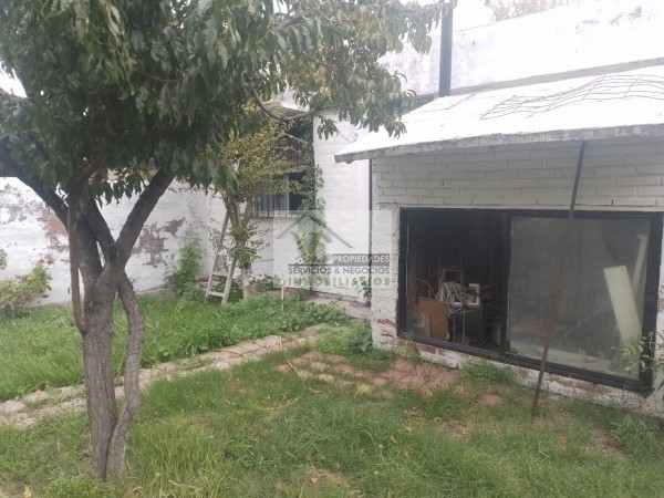 @OPORTUNIDAD Vendo CASA y SALON, zona Granaderos y Av. Iselin de 2 dormitorios, cocina comedor, baño , lavandería, cochera , patio. Terreno 240m² construcción 120m², lista para escriturar.