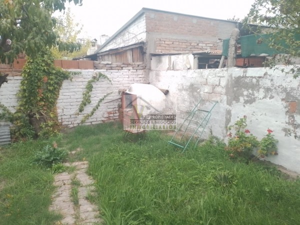 @OPORTUNIDAD Vendo CASA y SALON, zona Granaderos y Av. Iselin de 2 dormitorios, cocina comedor, baño , lavandería, cochera , patio. Terreno 240m² construcción 120m², lista para escriturar.