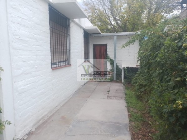 @OPORTUNIDAD Vendo CASA y SALON, zona Granaderos y Av. Iselin de 2 dormitorios, cocina comedor, baño , lavandería, cochera , patio. Terreno 240m² construcción 120m², lista para escriturar.