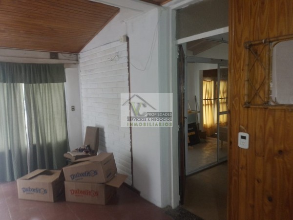 @OPORTUNIDAD Vendo CASA y SALON, zona Granaderos y Av. Iselin de 2 dormitorios, cocina comedor, baño , lavandería, cochera , patio. Terreno 240m² construcción 120m², lista para escriturar.