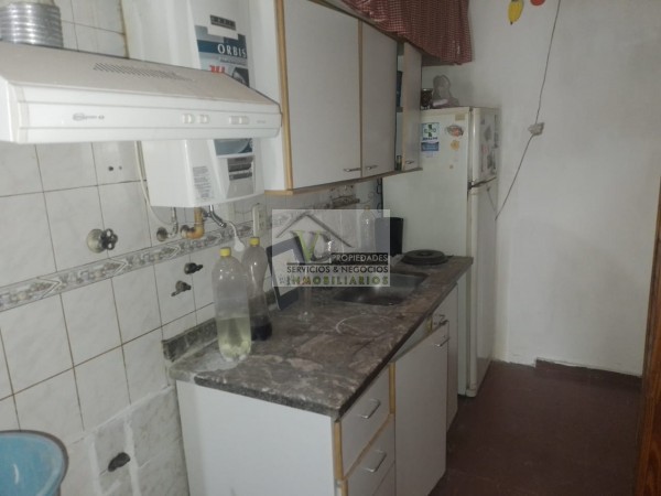 @OPORTUNIDAD Vendo CASA y SALON, zona Granaderos y Av. Iselin de 2 dormitorios, cocina comedor, baño , lavandería, cochera , patio. Terreno 240m² construcción 120m², lista para escriturar.