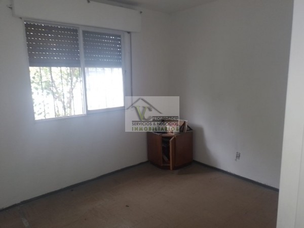 @OPORTUNIDAD Vendo CASA y SALON, zona Granaderos y Av. Iselin de 2 dormitorios, cocina comedor, baño , lavandería, cochera , patio. Terreno 240m² construcción 120m², lista para escriturar.