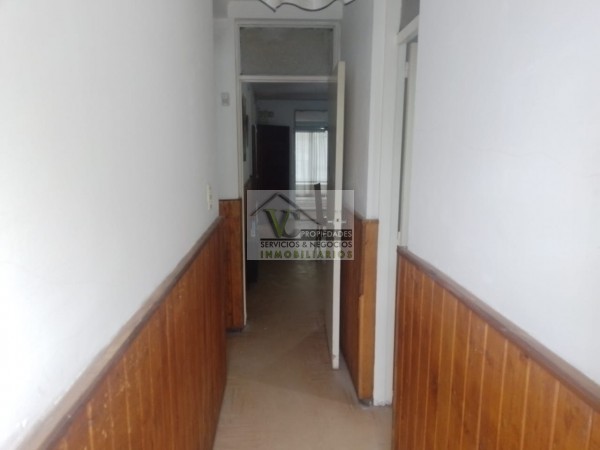 @OPORTUNIDAD Vendo CASA y SALON, zona Granaderos y Av. Iselin de 2 dormitorios, cocina comedor, baño , lavandería, cochera , patio. Terreno 240m² construcción 120m², lista para escriturar.