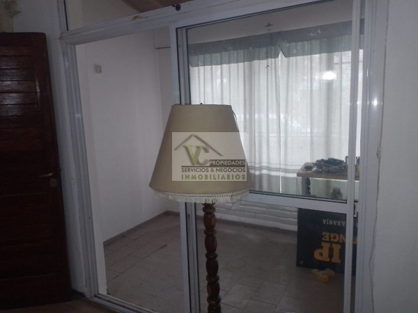 @OPORTUNIDAD Vendo CASA y SALON, zona Granaderos y Av. Iselin de 2 dormitorios, cocina comedor, baño , lavandería, cochera , patio. Terreno 240m² construcción 120m², lista para escriturar.