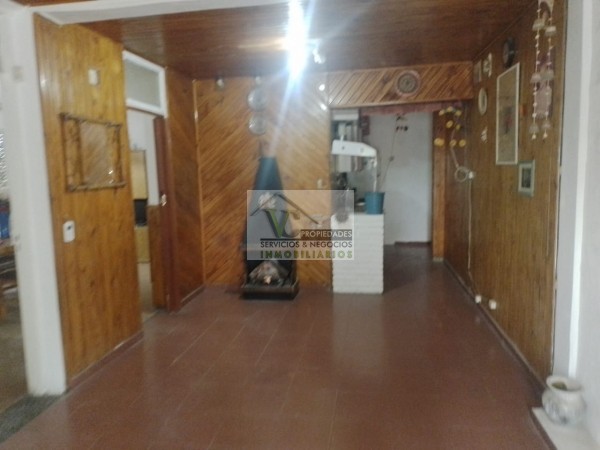@OPORTUNIDAD Vendo CASA y SALON, zona Granaderos y Av. Iselin de 2 dormitorios, cocina comedor, baño , lavandería, cochera , patio. Terreno 240m² construcción 120m², lista para escriturar.