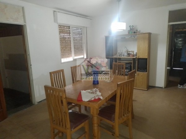 @OPORTUNIDAD Vendo CASA y SALON, zona Granaderos y Av. Iselin de 2 dormitorios, cocina comedor, baño , lavandería, cochera , patio. Terreno 240m² construcción 120m², lista para escriturar.