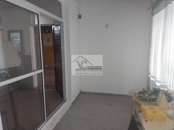 @OPORTUNIDAD Vendo CASA y SALON, zona Granaderos y Av. Iselin de 2 dormitorios, cocina comedor, baño , lavandería, cochera , patio. Terreno 240m² construcción 120m², lista para escriturar.