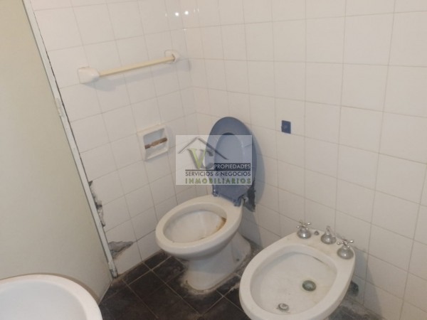 @OPORTUNIDAD Vendo CASA y SALON, zona Granaderos y Av. Iselin de 2 dormitorios, cocina comedor, baño , lavandería, cochera , patio. Terreno 240m² construcción 120m², lista para escriturar.
