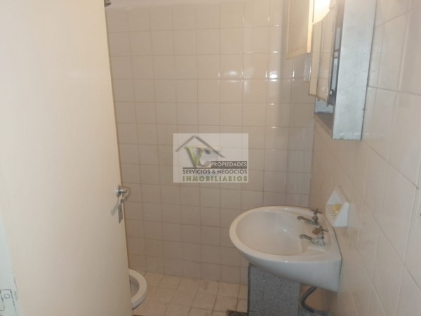 @OPORTUNIDAD Vendo CASA y SALON, zona Granaderos y Av. Iselin de 2 dormitorios, cocina comedor, baño , lavandería, cochera , patio. Terreno 240m² construcción 120m², lista para escriturar.