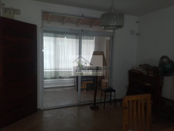 @OPORTUNIDAD Vendo CASA y SALON, zona Granaderos y Av. Iselin de 2 dormitorios, cocina comedor, baño , lavandería, cochera , patio. Terreno 240m² construcción 120m², lista para escriturar.