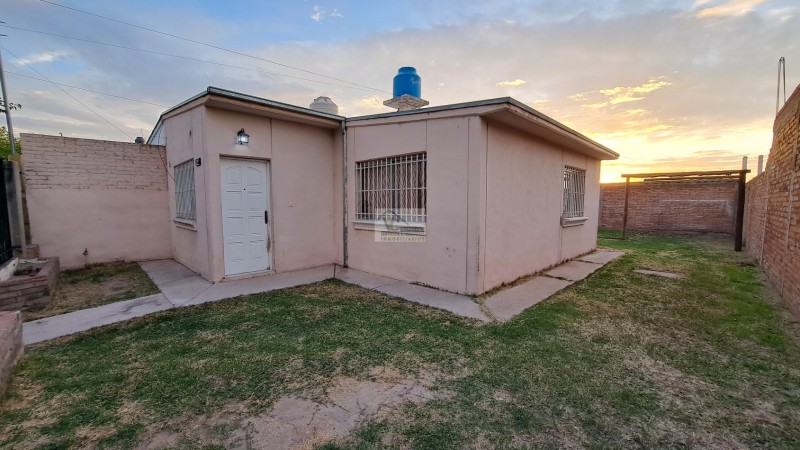 Casa impecable en B° Americasa en San Rafael. Cuenta con 2 Dormitorios