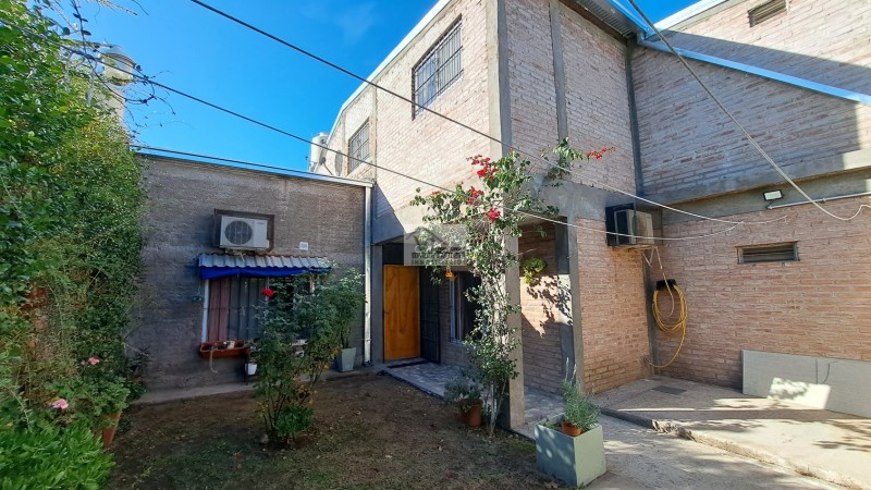 VENDO O PERMUTO CASA NUEVA AMPLIA Centrica en buena Zona a 3 cuadras de Av. Rivadavia. A 9 cuadras, del km 0 de SAN RAFAEL.